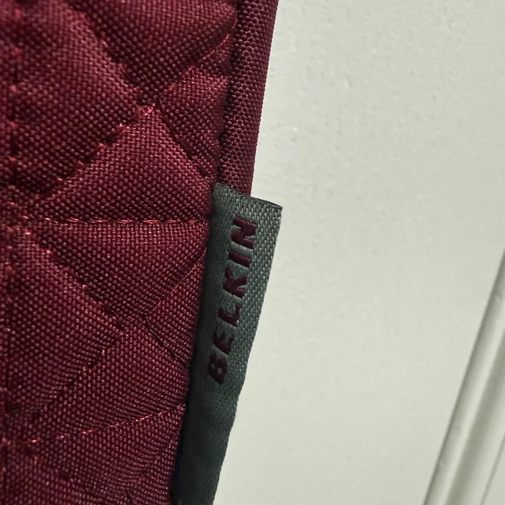 Belkin Quilted Burgundy Laptop Bag in new condition cond